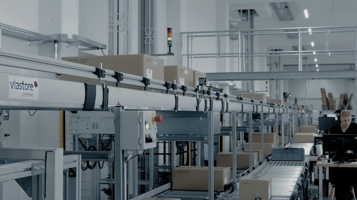 Automatische Lagersysteme wie zum Beispiel Fördertechnik ermöglichen die Automatisierung in der Lagerlogisitk