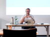 Foto von Lars Gregor am Pult während eines Seminars