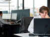 SAP-Expertin nimmt über einen Laptop an einem Webinar teil