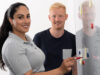 Zwei SAP-Lernende an einem Whiteboard als Symbolbild für die Schulung zu Customizing in SAP EWM