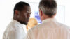 Zwei SAP-Experten besprechen Schulungsinhalte zum Thema SAP Customizing.