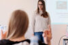 Eine prismat-Trainerin für SAP EWM vor einer Gruppe EWM-Berater*innen in einem Praxistraining für SAP EWM
