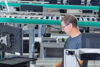 Lagermitarbeiter an einem Ware-zur-Person-Arbeitsplatz für das Kommissionieren mit SAP
