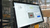 Ein Touchscreen für die Kommissionierung im SAP EWM mit dem pick-pad in einem hochautomatisierten Lager