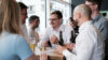 Das Foto zeigt ein Gespräch während des abendlichen Get-Togethers in der Bergmann Brauerei am Vortag zum prismat/EVENT 2026 am Fraunhofer IML.
