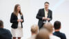 Prof. Dr.-Ing. Alice Kirchheim, Institutsleiterin des Fraunhofer IML, und Fin Geldmacher, CEO der prismat GmbH, begrüßen die Teilnehmenden des prismat/EVENTs 2026 am Fraunhofer IML.