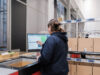 Kommissioniererin bei Parsa Beauty bedient den AutoStore-Port.