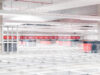 Sicht auf den Raster (Grid) des AutoStore-Systems bei Parsa Beauty mit den AutStore-Robotern in Bewegung.