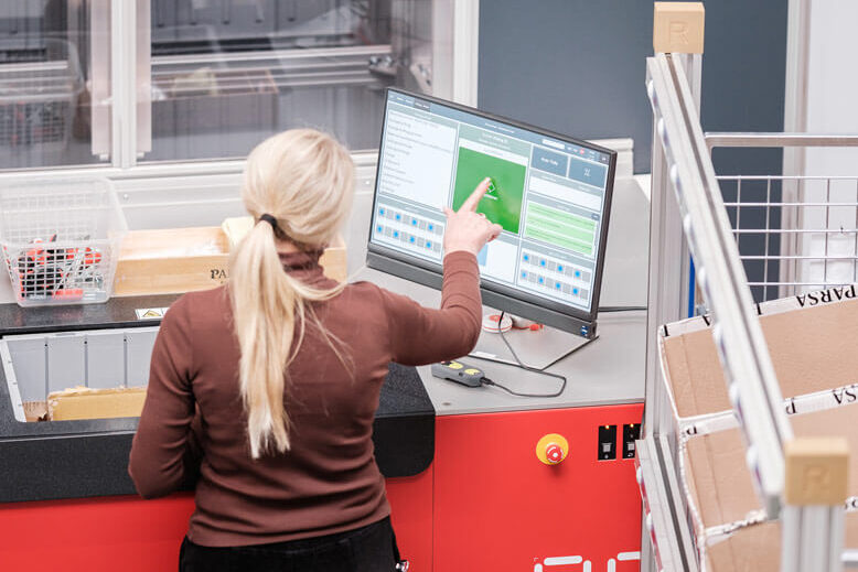 PARSA-Mitarbeitern bei der Kommissionierung mit SAP EWM am AutoStore-Port im Lager Sinsheim.
